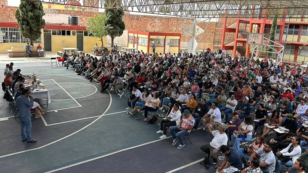 Maestros del SNTE sección 54 decidieron continuar en paro.