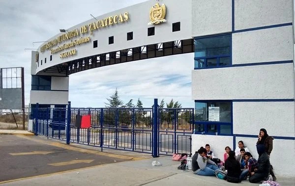 Egresados de la UAZ en la incertidumbre.