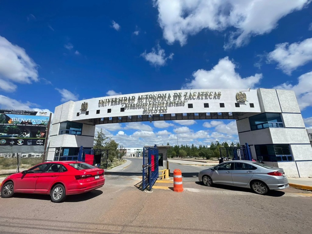 Padres de familia protestan conntra maestro de Física de la UAZ.