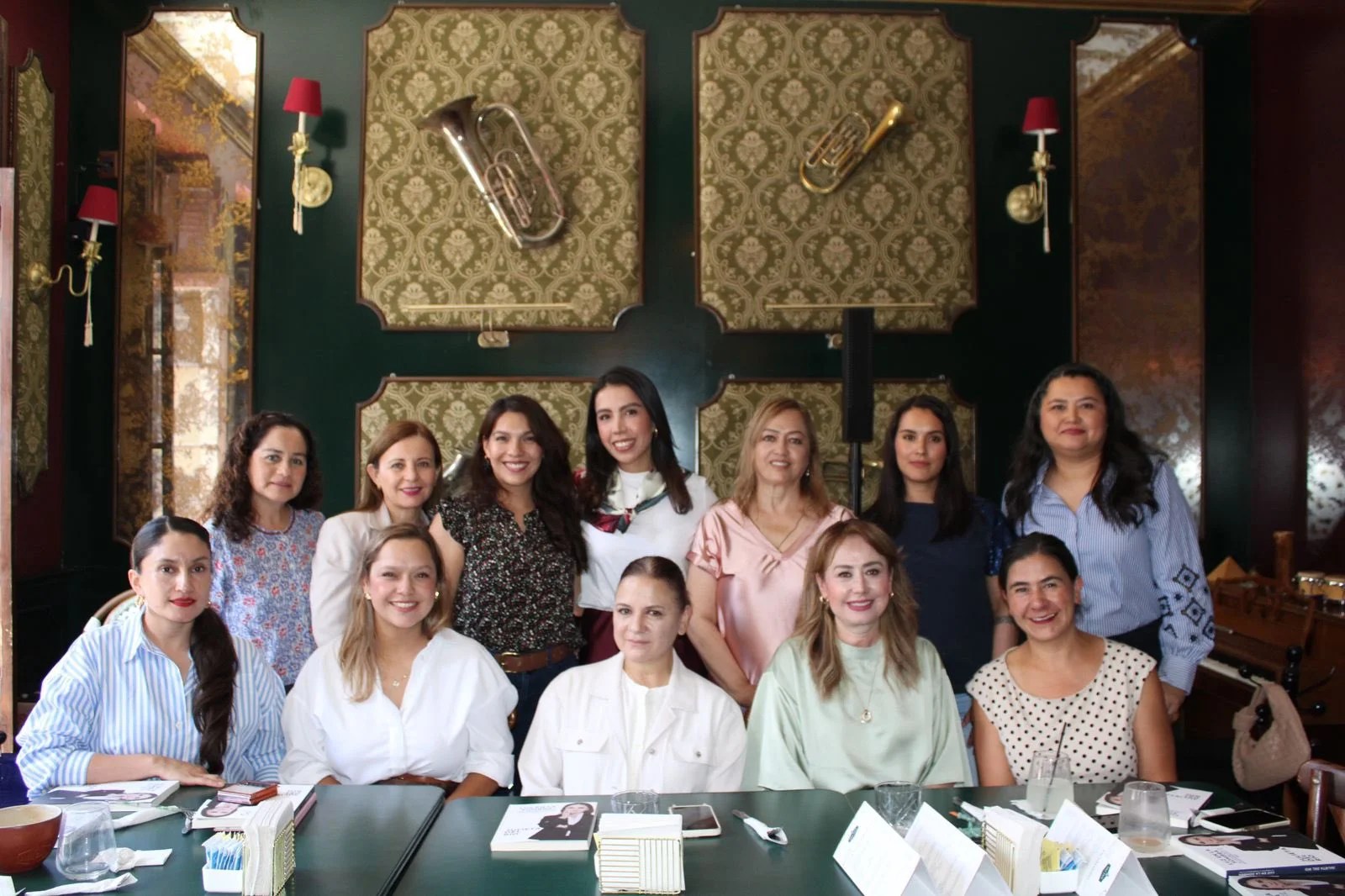 Julieta del Río con mujeres de la AMMJE.