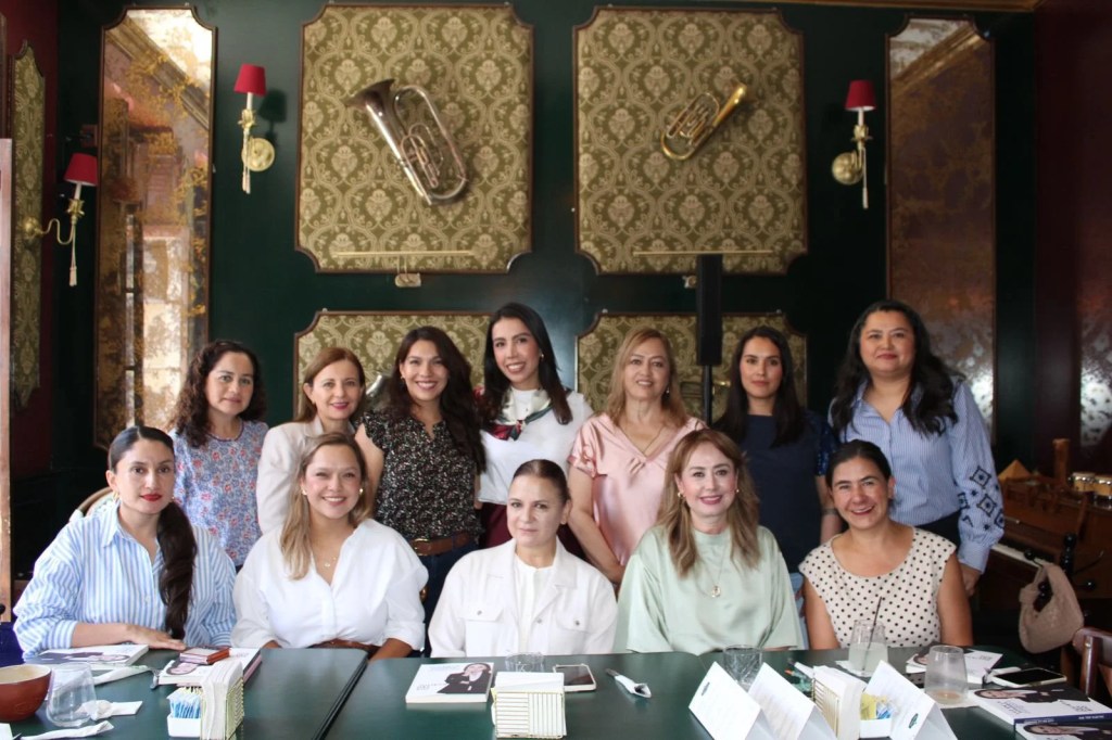 Julieta del Río con mujeres de la AMMJE.