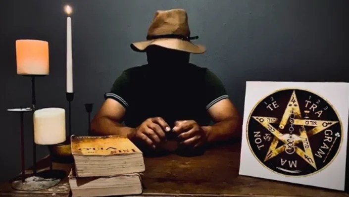 Los Relatos de Fredy Cruz en YouTube.