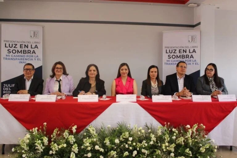 Julieta del Río con contadores zacatecanos.