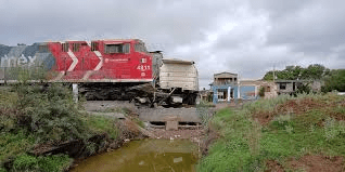 El tren bloquea el paso de niños.