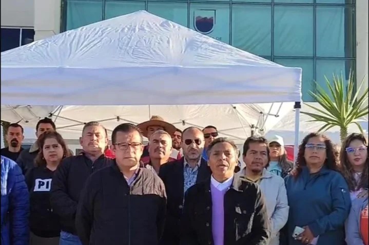 Plantón de maestros en la Secretaría de Finanzas.