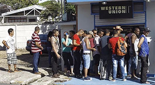 Migrantes enviaron menos remesas en junio.