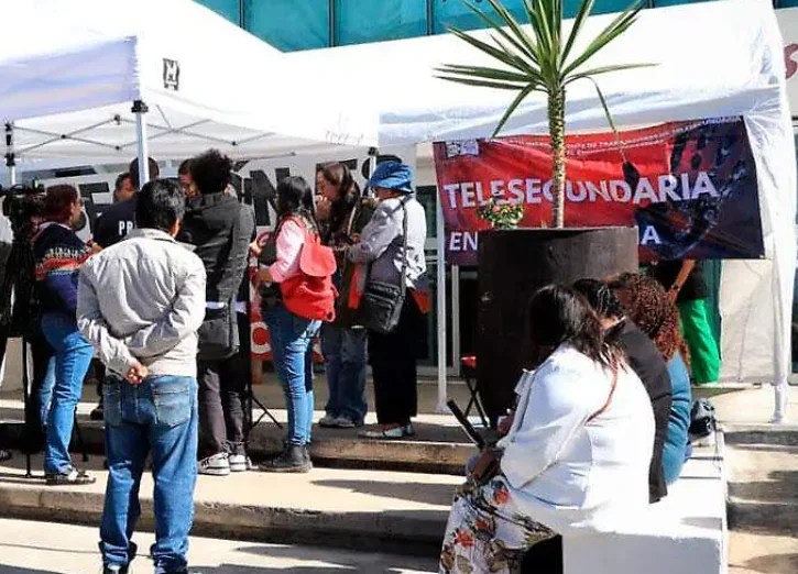 Maestros continúan plantón para exigir pago de aumento.