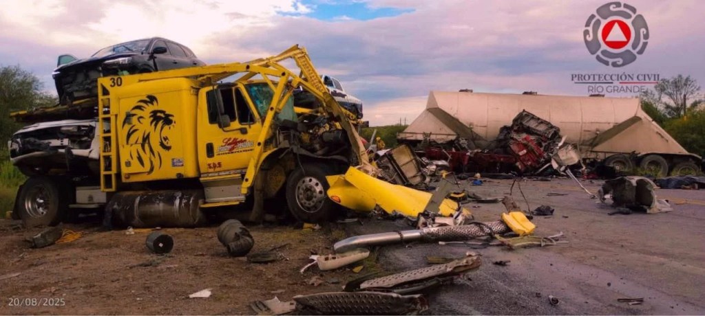 Choque frontal de tráileres.