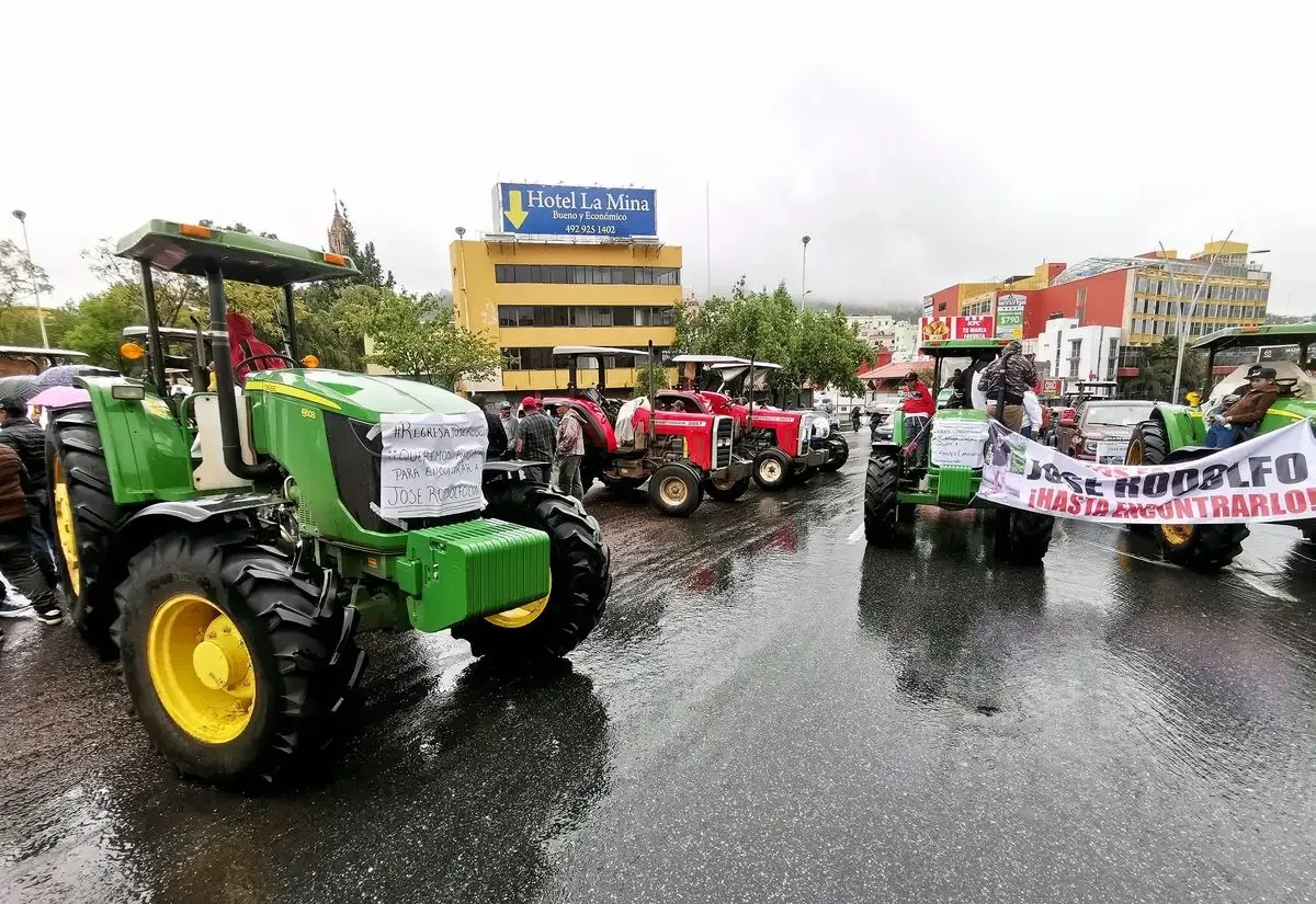 Con tractores protestaron por sus jóvenes desaparecidos.