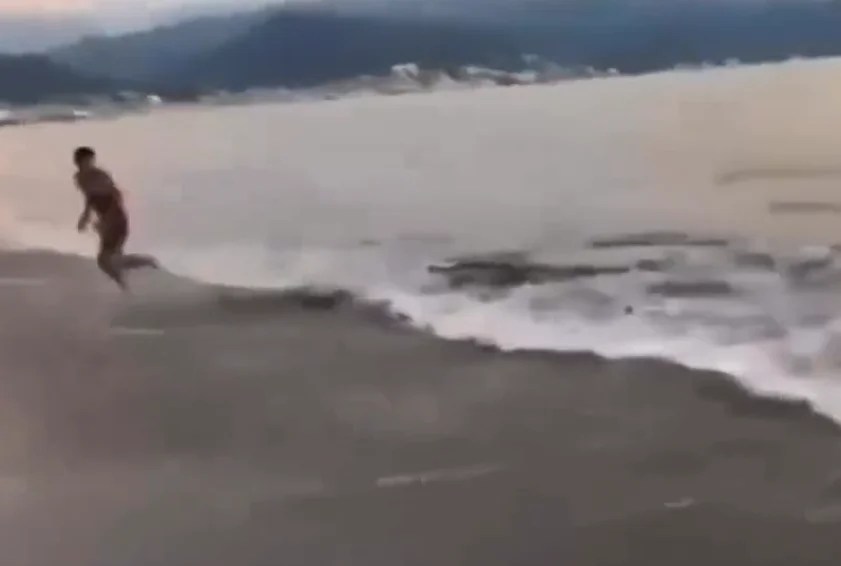 Cocodrilo persigue a turista en Puerto Vallarta.