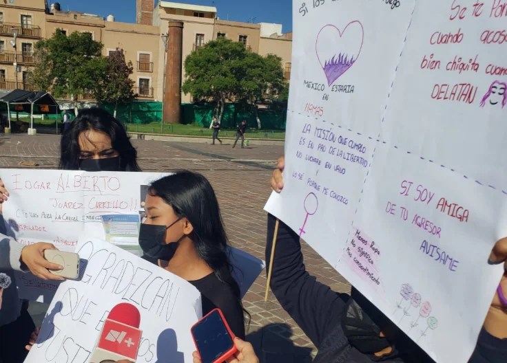 Mujeres protestan en Zacatecas por filtración de imágenes sexuales en mensajería.