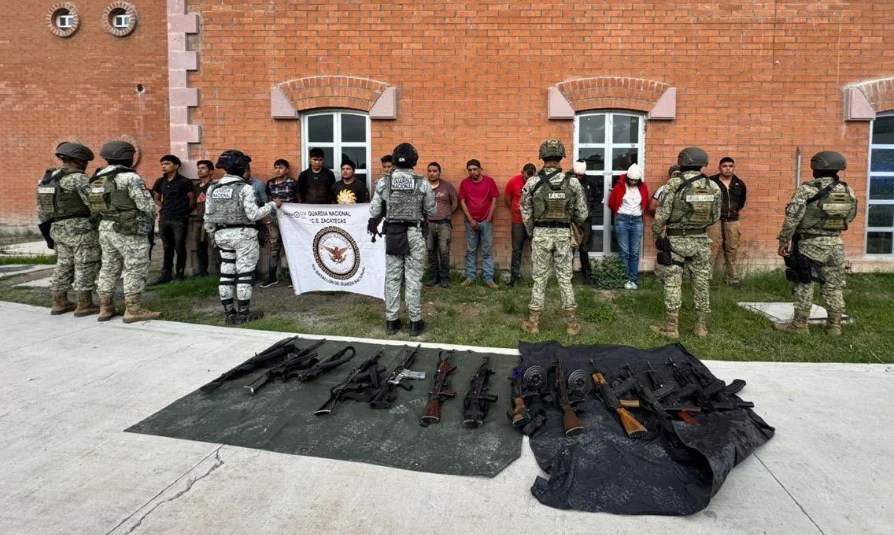Las 14 personas detenidas y las armas de alto poder.
