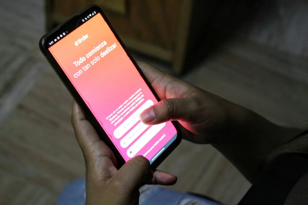 Alertan sobre casos de extorsión vía Tinder.