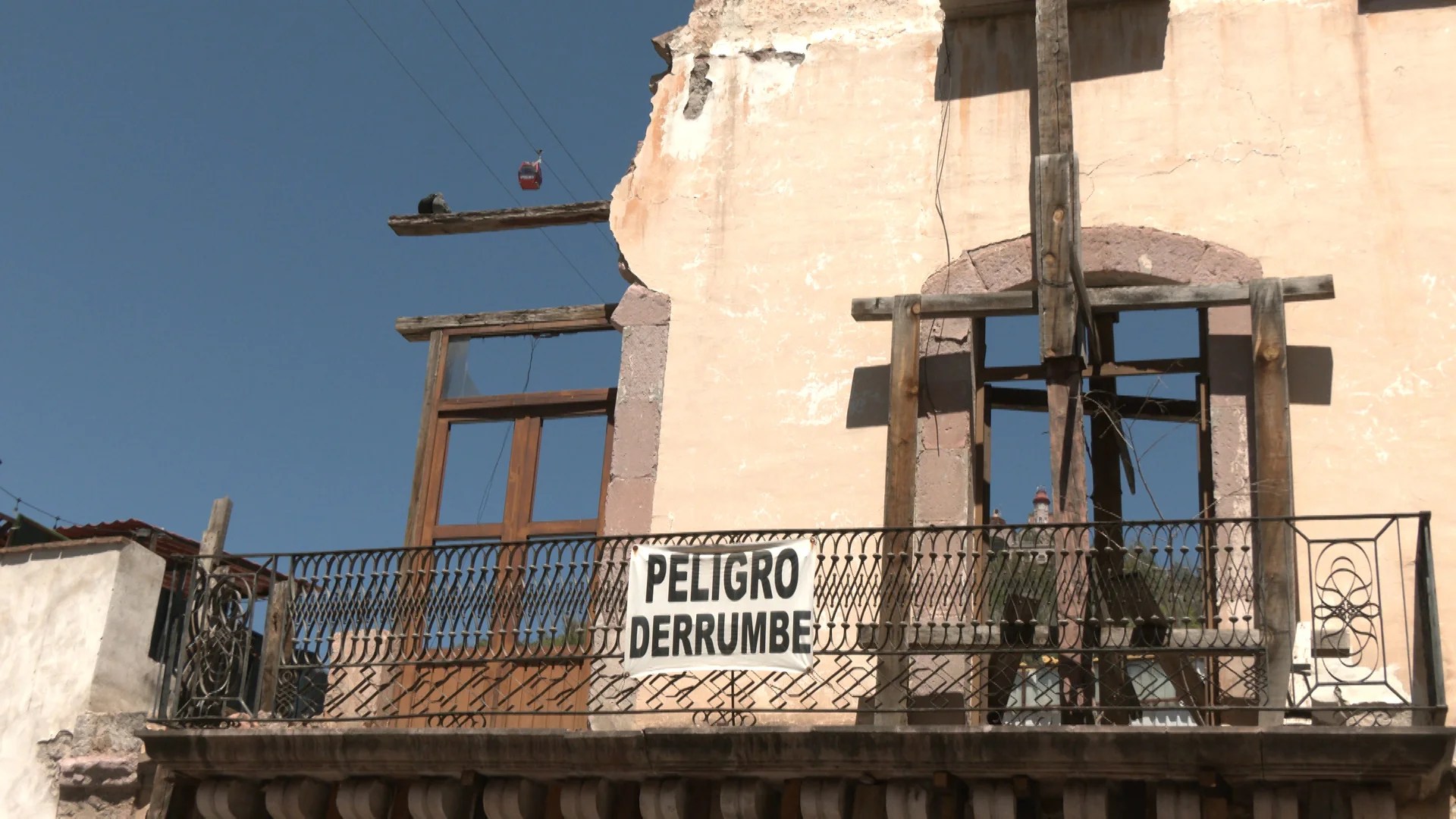 Más de 100 fincas en riesgo de derrumbe.