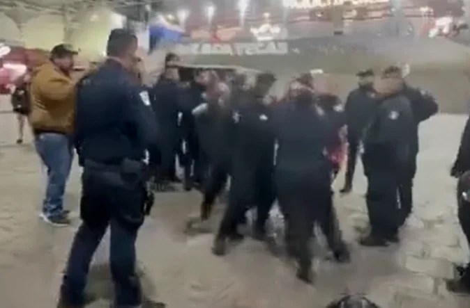 Policías y comerciantes intercambian acusaciones.