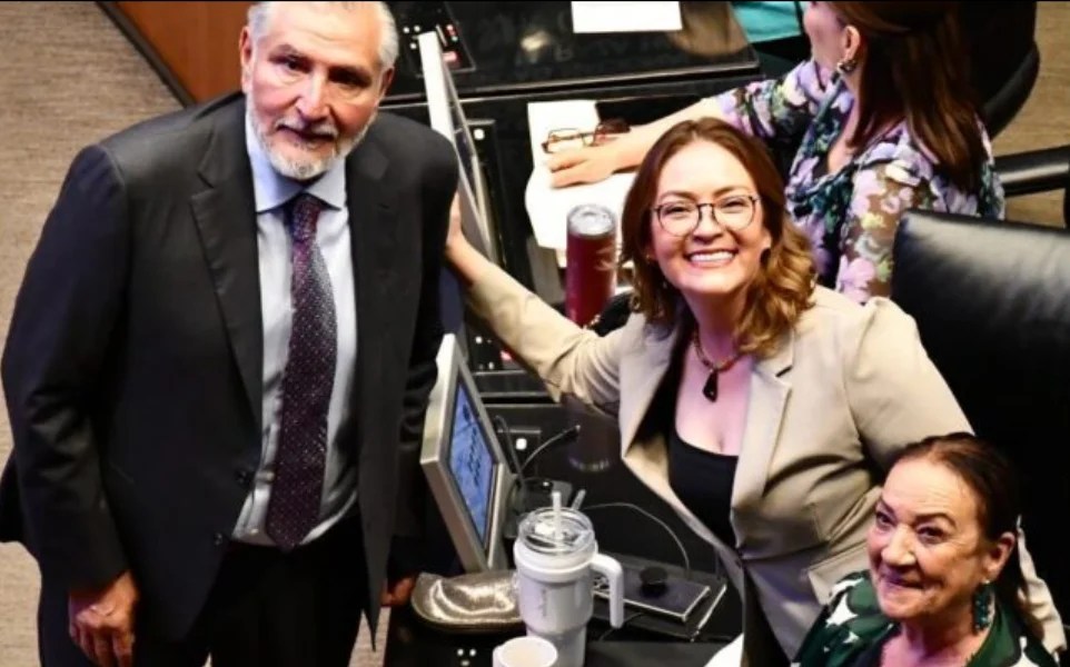 Verónica Díaz con Adán Augusto López en el Senado.