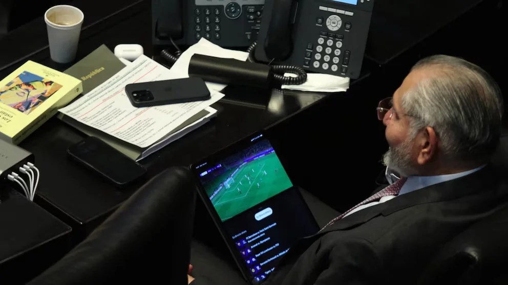 Cachan a Adán Augusto viendo el futbol en plena comparecencia