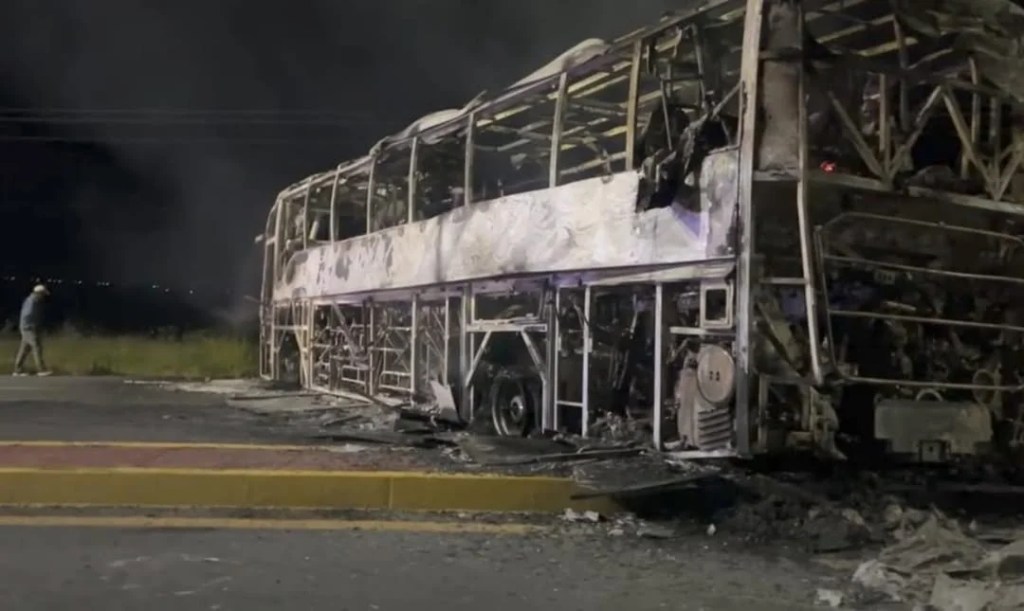 Bloqueos carreteros, un muerto y camiones quemados, regresa violencia a Zacatecas.