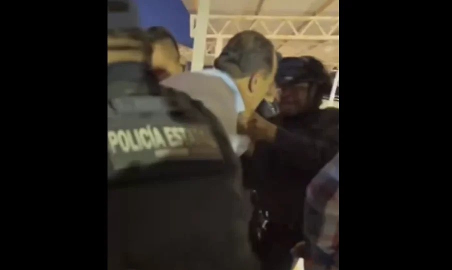 Momento en que el exalcalde de Sombrerete Alan Murillo es detenido.