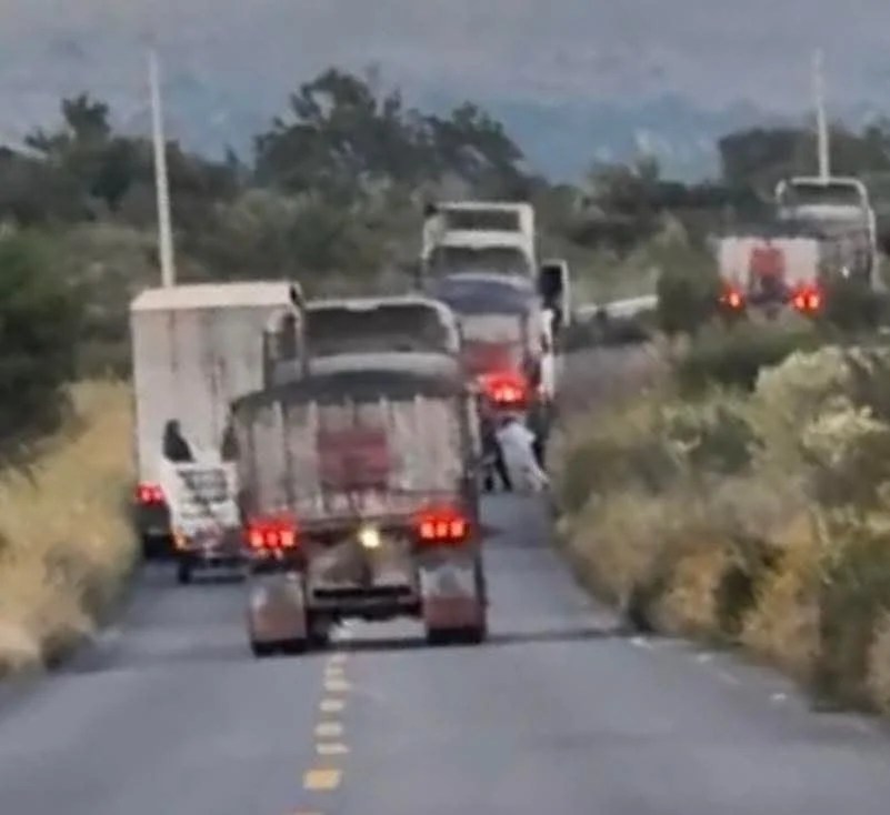 La carretera federal 54 quedó bloqueada varias horas tras las emboscada.