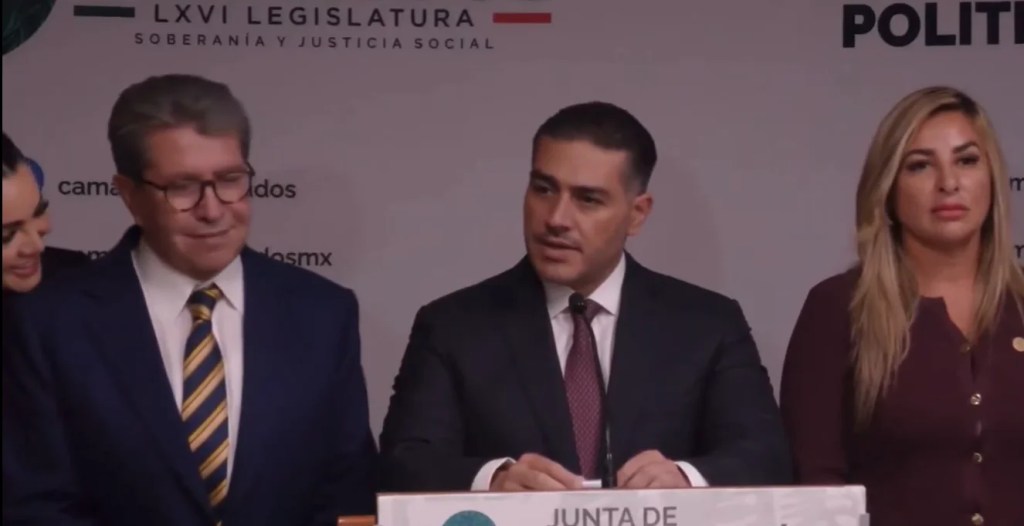 Monreal sólo atinó a sonreír tras el jaloneo de las diputadas.